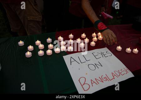 Washington DC, États-Unis. 3 août 2024. Une pancarte avec le texte "tous les yeux sur le Bangladesh" est vue lors de la veillée aux chandelles de la communauté bangladaise le 3 août 2024, dans le National Mall, Washington DC, États-Unis, pour soutenir le mouvement des étudiants anti-discrimination au Bangladesh. Lors de la veillée, les participants ont condamné le gouvernement pour avoir tué des étudiants innocents et mineurs. Ils exigent également la démission de l’actuel premier ministre Sheikh Hasina, au pouvoir depuis 2009. Mais plus tard, des manifestations ont commencé dans des effusions de sang, plus de 250 personnes ont été tuées crédit : Aashish Kiphayet/Alamy Live News Banque D'Images