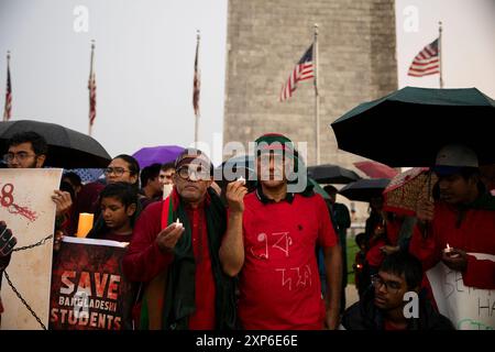 Washington DC, États-Unis. 3 août 2024. La communauté bangladaise organise une veillée aux chandelles le 3 août 2024 dans le National Mall, Washington DC, États-Unis pour soutenir le mouvement des étudiants anti-discriminatoires au Bangladesh. Ils ont condamné le gouvernement pour avoir tué des étudiants innocents et mineurs. De la veillée, ils ont également exigé la démission de l'actuel premier ministre Sheikh Hasina, au pouvoir depuis 2009. Au début, le mouvement étudiant a commencé à réformer le système de quotas du pays pour le crédit gouvernemental : Aashish Kiphayet/Alamy Live News Credit : Aashish Kiphayet/Alamy Live News Banque D'Images