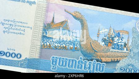 Revers du billet de 1000 Riels imprimé par le Cambodge, qui montre un flotteur en forme de cygne doré transportant le corps de Sihanouk au crématorium Banque D'Images