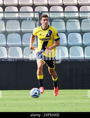 Mattia Caldara avant le match amical entre Modena Calcio et Cagliari Calcio au stade Alberto Braglia de Modène le 03 août 2024 à Modène, en Italie. Banque D'Images