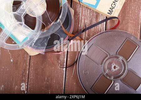 Musique et son - vue de dessus beaucoup de vieilles bandes et bobines empilées sur un fond de planches en bois Banque D'Images