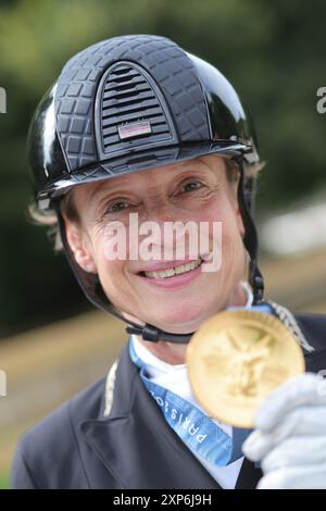 Versailles, France. 04 août 2024. Olympia, Paris 2024, sport équestre, dressage, équipe, finale, l'allemande Isabell Werth montre sa médaille d'or. Crédit : Rolf Vennenbernd/dpa/Alamy Live News Banque D'Images