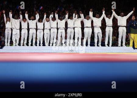 Paris, France. 04 août 2024. Julien Mattia/le Pictorium - Judo - épreuves par équipes - Paris 2024 - 04/08/2024 - France/Ile-de-France (région)/Paris - L'équipe de France de Judo reçoit la médaille d'or aux Jeux Olympiques de Paris entre la France et le Japon, au Grand Palais Ephémère, le 3 août 2024 crédit : LE PICTORIUM/Alamy Live News Banque D'Images