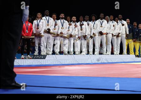 Paris, France. 04 août 2024. Julien Mattia/le Pictorium - Judo - épreuves par équipes - Paris 2024 - 04/08/2024 - France/Ile-de-France (région)/Paris - L'équipe de France de Judo reçoit la médaille d'or aux Jeux Olympiques de Paris entre la France et le Japon, au Grand Palais Ephémère, le 3 août 2024 crédit : LE PICTORIUM/Alamy Live News Banque D'Images