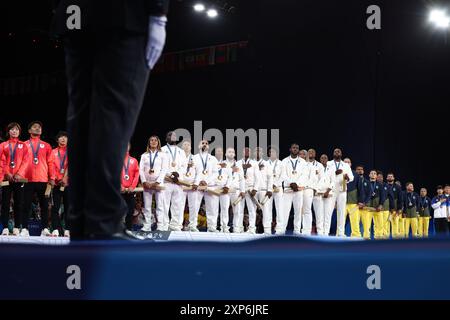 Paris, France. 04 août 2024. Julien Mattia/le Pictorium - Judo - épreuves par équipes - Paris 2024 - 04/08/2024 - France/Ile-de-France (région)/Paris - L'équipe de France de Judo reçoit la médaille d'or aux Jeux Olympiques de Paris entre la France et le Japon, au Grand Palais Ephémère, le 3 août 2024 crédit : LE PICTORIUM/Alamy Live News Banque D'Images