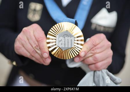 Versailles, France. 04 août 2024. Olympia, Paris 2024, sport équestre, dressage, équipe, finale, l'allemande Isabell Werth montre sa médaille d'or. Crédit : Rolf Vennenbernd/dpa/Alamy Live News Banque D'Images