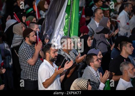 Istanbul, Turquie. 03 août 2024. Manifestants vus prier pendant la manifestation. Des manifestants pro-palestiniens se sont rassemblés sur la place Sainte-Sophie à Istanbul pour condamner l'assassinat du dirigeant du Hamas Ismail Haniyeh. Des milliers de personnes ont assisté à l'événement 'dernier appel du martyr Haniyeh', organisé par la plate-forme de soutien à la Palestine. (Photo par Onur Dogman/SOPA images/SIPA USA) crédit : SIPA USA/Alamy Live News Banque D'Images