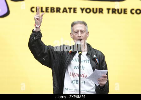 Brighton, Royaume-Uni. 3 août 2024. Brighton, West Sussex, Royaume-Uni - samedi 3 août 2024 Peter Tatchell (militant britannique des droits de l'homme d'origine australienne) s'adresse aux fans lors du festival annuel LBGTQ 'Fabuloso' qui se tient à Preston Park, Brighton, Royaume-Uni crédit : Motofoto/Alamy Live News Banque D'Images