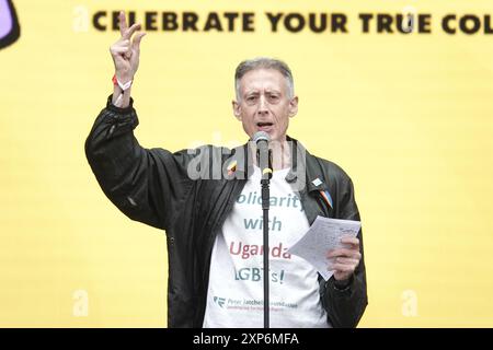 Brighton, Royaume-Uni. 3 août 2024. Brighton, West Sussex, Royaume-Uni - samedi 3 août 2024 Peter Tatchell (militant britannique des droits de l'homme d'origine australienne) s'adresse aux fans lors du festival annuel LBGTQ 'Fabuloso' qui se tient à Preston Park, Brighton, Royaume-Uni crédit : Motofoto/Alamy Live News Banque D'Images