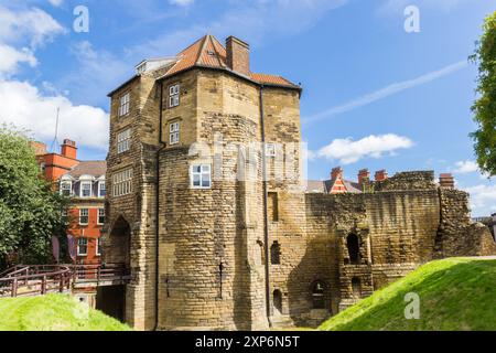 Porte noire et château à Newcastle upon Tyne, Angleterre Banque D'Images