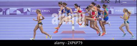 Paris, France. 4 août 2024. La chinoise Xu Shuangshuang (4e l) participe à la 1re manche féminine d'athlétisme du 3000m steeplechase aux Jeux Olympiques de Paris 2024 à Paris, France, le 4 août 2024. Crédit : Li Jing/Xinhua/Alamy Live News Banque D'Images