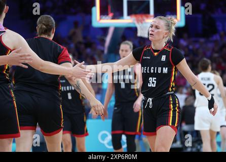 Lille, France. 04 août 2024. La belge Julie Vanloo célèbre lors d'un match de basket-ball entre le Japon et l'équipe nationale belge les chats belges, en phase de groupes du tournoi féminin des Jeux Olympiques de Paris 2024, le dimanche 04 août 2024 à Paris, France. Les Jeux de la XXXIIIe Olympiade se déroulent à Paris du 26 juillet au 11 août. La délégation belge compte 165 athlètes en compétition dans 21 sports. BELGA PHOTO VIRGINIE LEFOUR crédit : Belga News Agency/Alamy Live News Banque D'Images