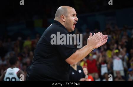 Lille, France. 04 août 2024. L'entraîneur-chef de la Belgique Rachid Meziane célèbre lors d'un match de basket-ball entre le Japon et l'équipe nationale belge les chats belges, en phase de groupes du tournoi féminin des Jeux Olympiques de Paris 2024, le dimanche 04 août 2024 à Paris, France. Les Jeux de la XXXIIIe Olympiade se déroulent à Paris du 26 juillet au 11 août. La délégation belge compte 165 athlètes en compétition dans 21 sports. BELGA PHOTO VIRGINIE LEFOUR crédit : Belga News Agency/Alamy Live News Banque D'Images