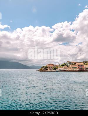 Village Fiskardo sur l'île ionienne de Céphalonie Grèce, destination de vacances d'été, ciel nuageux et beau paysage Banque D'Images