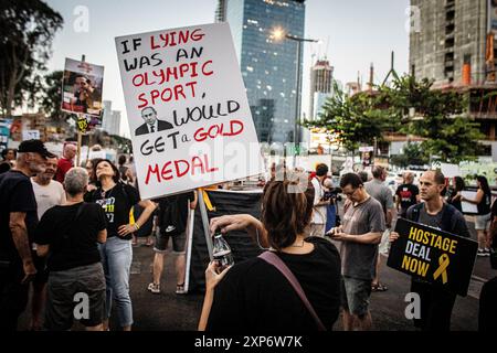 Tel Aviv, Israël. 03 août 2024. Les Israéliens rassemblent un rassemblement appelant à un accord de libération d'otages à tel Aviv samedi 3 août 2024. Alors qu'Israël se prépare à des représailles potentielles de la part de l'Iran et du Hezbollah suite aux assassinats du dirigeant du Hamas Ismail Haniyah à Téhéran et du commandant en chef du Hezbollah Fuad Shukr à Beyrouth, les familles d'otages israéliens détenus par le Hamas à Gaza appellent à un accord de libération des otages et à mettre fin à la guerre, 115 otages, certains morts et d'autres vivants sont toujours détenus à Gaza. Crédit : Eyal Warshavsky/Alamy Live News Banque D'Images