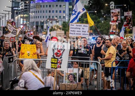 Tel Aviv, Israël. 03 août 2024. Les Israéliens brandissent des pancartes lors d'un rassemblement appelant à un accord de libération d'otages à tel Aviv samedi 3 août 2024. Alors qu'Israël se prépare à des représailles potentielles de la part de l'Iran et du Hezbollah suite aux assassinats du dirigeant du Hamas Ismail Haniyah à Téhéran et du commandant en chef du Hezbollah Fuad Shukr à Beyrouth, les familles d'otages israéliens détenus par le Hamas à Gaza appellent à un accord de libération des otages et à mettre fin à la guerre, 115 otages, certains morts et d'autres vivants sont toujours détenus à Gaza. Crédit : Eyal Warshavsky/Alamy Live News Banque D'Images