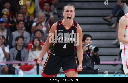 Lille, France. 04 août 2024. La belge Elise Ramette célèbre après avoir marqué lors d'un match de basket-ball entre le Japon et l'équipe nationale belge les chats belges, en phase de groupes du tournoi féminin des Jeux Olympiques de Paris 2024, le dimanche 04 août 2024 à Paris, France. Les Jeux de la XXXIIIe Olympiade se déroulent à Paris du 26 juillet au 11 août. La délégation belge compte 165 athlètes en compétition dans 21 sports. BELGA PHOTO VIRGINIE LEFOUR crédit : Belga News Agency/Alamy Live News Banque D'Images