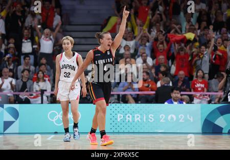 Lille, France. 04 août 2024. La belge Elise Ramette célèbre après avoir marqué lors d'un match de basket-ball entre le Japon et l'équipe nationale belge les chats belges, en phase de groupes du tournoi féminin des Jeux Olympiques de Paris 2024, le dimanche 04 août 2024 à Paris, France. Les Jeux de la XXXIIIe Olympiade se déroulent à Paris du 26 juillet au 11 août. La délégation belge compte 165 athlètes en compétition dans 21 sports. BELGA PHOTO VIRGINIE LEFOUR crédit : Belga News Agency/Alamy Live News Banque D'Images