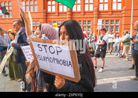 Cardiff, pays de Galles, Royaume-Uni. 3 août 2024. Rassemblement antifasciste contre Save Our Children - Senned, Cardiff, pays de Galles, Royaume-Uni. 3 août 2024. Crédit : Natasha Quarmby/Alamy Live News Banque D'Images