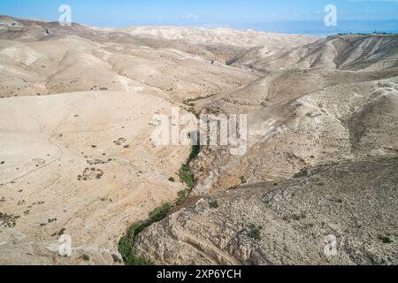 Rivière Prat en Israël. Vallée de Wadi Qelt en Cisjordanie, prenant naissance près de Jérusalem et se jetant dans le Jourdain près de Jéricho et de la mer morte. N Banque D'Images