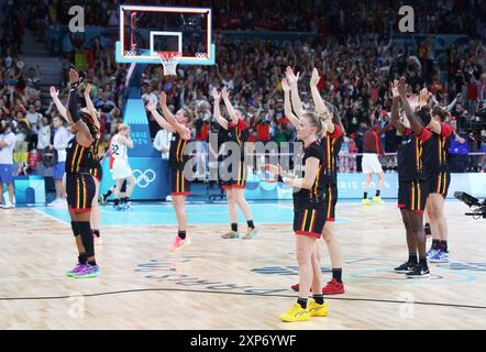 Lille, France. 04 août 2024. Les joueurs belges de Cats célèbrent après un match de basket-ball entre le Japon et l'équipe nationale belge les Cats belges, en phase de groupes du tournoi féminin des Jeux Olympiques de Paris 2024, le dimanche 04 août 2024 à Paris, France. Les Jeux de la XXXIIIe Olympiade se déroulent à Paris du 26 juillet au 11 août. La délégation belge compte 165 athlètes en compétition dans 21 sports. BELGA PHOTO VIRGINIE LEFOUR crédit : Belga News Agency/Alamy Live News Banque D'Images