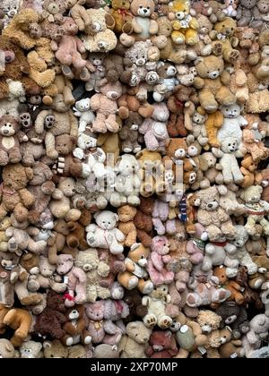 Fond de jouets Soft Bears dans les tons brun, blanc, beige et gris. Teddy Bears texture. Symbole de l'enfance et du confort. Ensemble ours blanc, beige, marron. C Banque D'Images