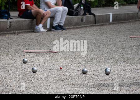 Spectateurs les gens regardent le sport d'équipe pétanque aux pays-Bas. balles argentées lourdes et un petit jack sur terrain. Jeu de boules jeu hollandais en plein air Banque D'Images