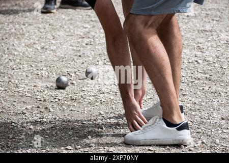 Sport d'équipe pétanque aux pays-Bas. Le joueur récupère de lourdes balles d'argent et un petit jack sur un terrain. Jeu de boules jeu hollandais en plein air Banque D'Images