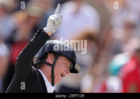 Versailles, France. 04 août 2024. Olympia, Paris 2024, sport équestre, dressage, individuel, finale, l'allemande Isabell Werth encourage après son tour sur Wendy. Crédit : Rolf Vennenbernd/dpa/Alamy Live News Banque D'Images