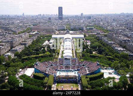 Vue générale du stade de la Tour Eiffel, lieu du Beach volley du neuvième jour des Jeux Olympiques de Paris 2024 en France. Date de la photo : dimanche 4 août 2024. Banque D'Images