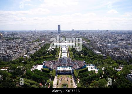 Vue générale du stade de la Tour Eiffel, lieu du Beach volley du neuvième jour des Jeux Olympiques de Paris 2024 en France. Date de la photo : dimanche 4 août 2024. Banque D'Images