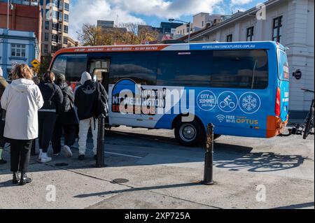 Touriste forme une file d'attente pour faire un tour dans un minibus touristique jusqu'aux 1271 mètres (environ 3 000 pieds) de haut Mont Wellington (Kunanyi nommé par le T Banque D'Images