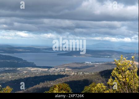 Vue panoramique sur la capitale de la Tasmanie, Hobart et ses environs, la large rivière Derwent et la côte sud vers l'océan Austral à tas Banque D'Images