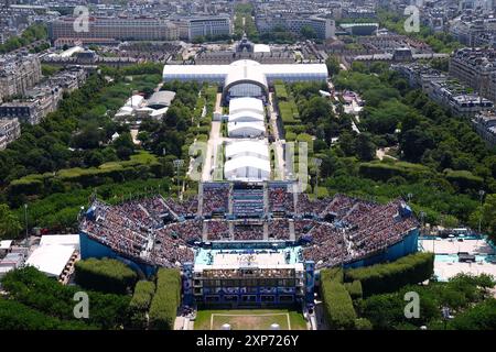 Vue générale du stade de la Tour Eiffel, lieu du Beach volley du neuvième jour des Jeux Olympiques de Paris 2024 en France. Date de la photo : dimanche 4 août 2024. Banque D'Images