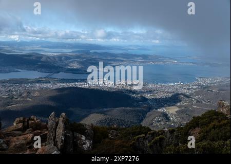 Vues panoramiques de la capitale Hobart et au-delà en Tasmanie, Australie. Les vues sont du sommet du 1271 mètres (environ 3 000 pieds) hi Banque D'Images