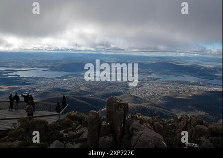 Vues panoramiques de la capitale Hobart et au-delà en Tasmanie, Australie. Les vues sont du sommet du 1271 mètres (environ 3 000 pieds) hi Banque D'Images