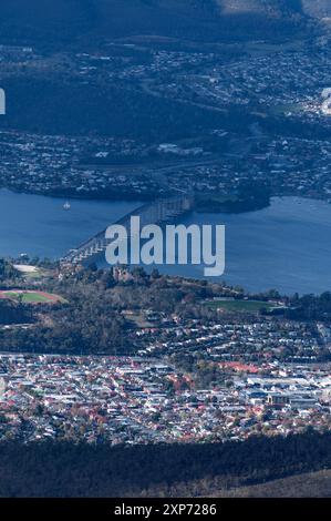 Vue panoramique sur le pont Tasman sur la rivière Derwent à Montagu Bay près de la ville de Hobart en Tasmanie, Australie. Les vues sont du su Banque D'Images