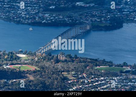 Vue panoramique sur le pont Tasman sur la rivière Derwent à Montagu Bay près de la ville de Hobart en Tasmanie, Australie. Les vues sont du su Banque D'Images