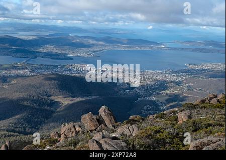 Vues panoramiques de la capitale Hobart et au-delà en Tasmanie, Australie. Les vues sont du sommet du 1271 mètres (environ 3 000 pieds) hi Banque D'Images