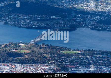 Vue panoramique sur le pont Tasman sur la rivière Derwent à Montagu Bay près de la ville de Hobart en Tasmanie, Australie. Les vues sont du su Banque D'Images