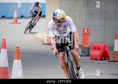 28 juillet 2024, course masculine T100 Triathlon World Series, London Docklands, Royaume-Uni. Sam Laidlow de France en route pour gagner la course. Banque D'Images