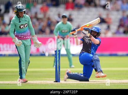 Sharma Deepti de London Spirit est joué par Ryana Macdonald-Gay d'Oval Invincibles lors du match des cent femmes à Lord's, Londres. Date de la photo : dimanche 4 août 2024. Banque D'Images