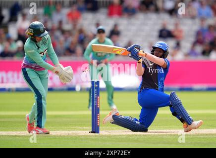 Sharma Deepti de London Spirit est joué par Ryana Macdonald-Gay d'Oval Invincibles lors du match des cent femmes à Lord's, Londres. Date de la photo : dimanche 4 août 2024. Banque D'Images