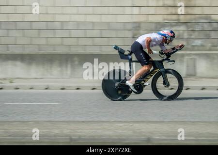 28 juillet 2024, course masculine T100 Triathlon World Series, London Docklands, Royaume-Uni. Sam Laidlow de France en route pour gagner la course. Banque D'Images