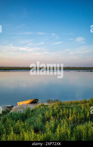 Bateau solitaire sur les rives de l'estuaire de la somme à Valery sur somme, Nord de la France. Été 2024. Évocateur. Pittoresque. Banque D'Images