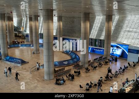 LOD, Israël. 4 août 2024. Un hall des arrivées presque vide à l'aéroport international Ben Gourion de tel Aviv près de Lod. Malgré la haute saison des voyages, l'aéroport accueille un nombre minimal de passagers car de nombreuses compagnies aériennes internationales ont annulé des vols à destination et en provenance d'Israël en raison de tensions militaires. Les vols intérieurs entre tel Aviv et Eilat ont également été perturbés, probablement pour détourner des avions pour sauver des Israéliens de destinations proches comme la Grèce et Chypre. Environ 100 000 Israéliens sont bloqués à l'étranger en raison de ces annulations. Crédit : NIR Alon/Alamy Live News Banque D'Images