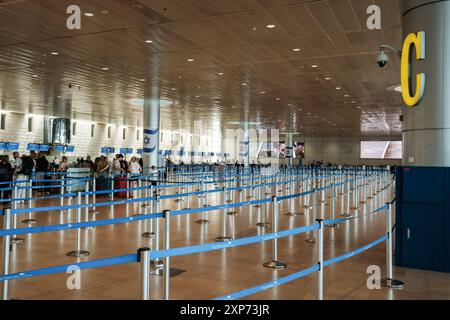 LOD, Israël. 4 août 2024. Un hall des départs presque vide à l'aéroport international Ben Gourion de tel Aviv près de Lod. Malgré la haute saison des voyages, l'aéroport accueille un nombre minimal de passagers car de nombreuses compagnies aériennes internationales ont annulé des vols à destination et en provenance d'Israël en raison de tensions militaires. Les vols intérieurs entre tel Aviv et Eilat ont également été perturbés, probablement pour détourner des avions pour sauver des Israéliens de destinations proches comme la Grèce et Chypre. Environ 100 000 Israéliens sont bloqués à l'étranger en raison de ces annulations. Crédit : NIR Alon/Alamy Live News Banque D'Images