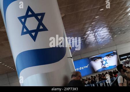 LOD, Israël. 4 août 2024. Un hall des départs presque vide à l'aéroport international Ben Gourion de tel Aviv près de Lod. Malgré la haute saison des voyages, l'aéroport accueille un nombre minimal de passagers car de nombreuses compagnies aériennes internationales ont annulé des vols à destination et en provenance d'Israël en raison de tensions militaires. Les vols intérieurs entre tel Aviv et Eilat ont également été perturbés, probablement pour détourner des avions pour sauver des Israéliens de destinations proches comme la Grèce et Chypre. Environ 100 000 Israéliens sont bloqués à l'étranger en raison de ces annulations. Crédit : NIR Alon/Alamy Live News Banque D'Images