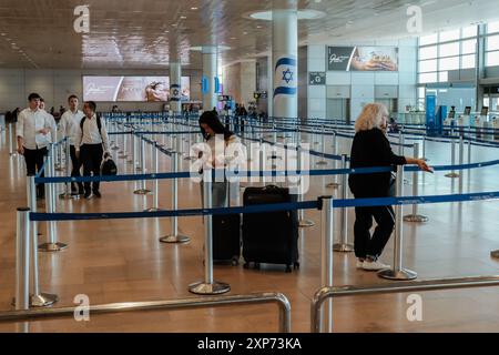 LOD, Israël. 4 août 2024. Un hall des départs presque vide à l'aéroport international Ben Gourion de tel Aviv près de Lod. Malgré la haute saison des voyages, l'aéroport accueille un nombre minimal de passagers car de nombreuses compagnies aériennes internationales ont annulé des vols à destination et en provenance d'Israël en raison de tensions militaires. Les vols intérieurs entre tel Aviv et Eilat ont également été perturbés, probablement pour détourner des avions pour sauver des Israéliens de destinations proches comme la Grèce et Chypre. Environ 100 000 Israéliens sont bloqués à l'étranger en raison de ces annulations. Crédit : NIR Alon/Alamy Live News Banque D'Images