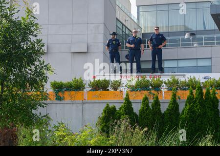 Toronto, ON, Canada - 3 août 2024 : les pompiers regardent un participant à la parade depuis le toit d'une voiture au Grand défilé du carnaval des Caraïbes de Toronto. Banque D'Images